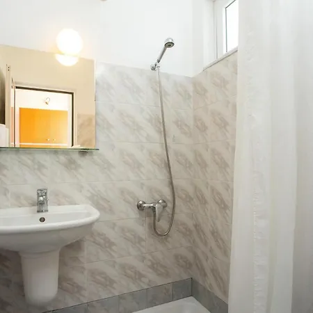 サムズ スタジオズ ファリラキ